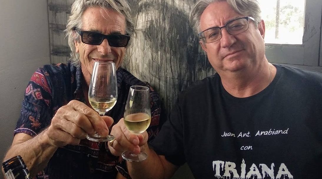 El único miembro vivo de Triana, Eduardo Rodríguez Rodway, brindando con Juan Antonio Vergara "por el rock andaluz"