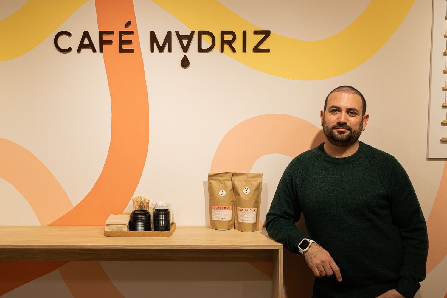 Juancho López en el interior de la tienda Café Madriz en Jerez.