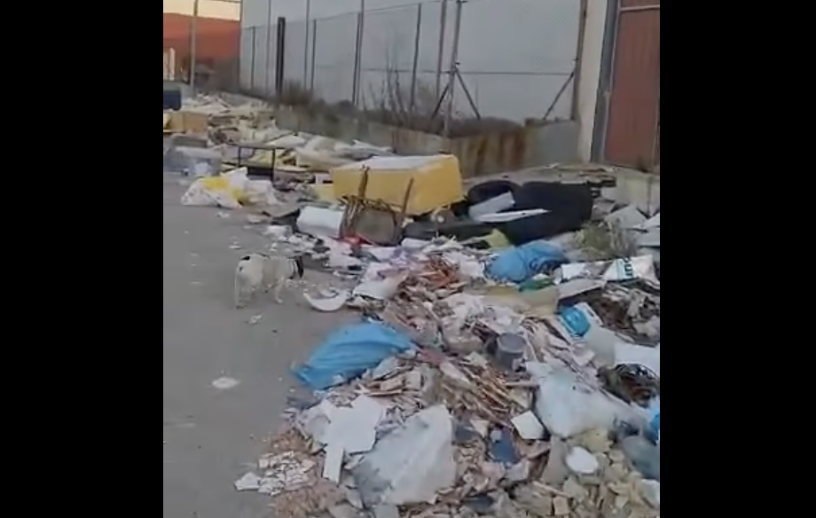Imagen de un vídeo de los residuos amontonados en el polígono industrial de El Portal, un vertedero.