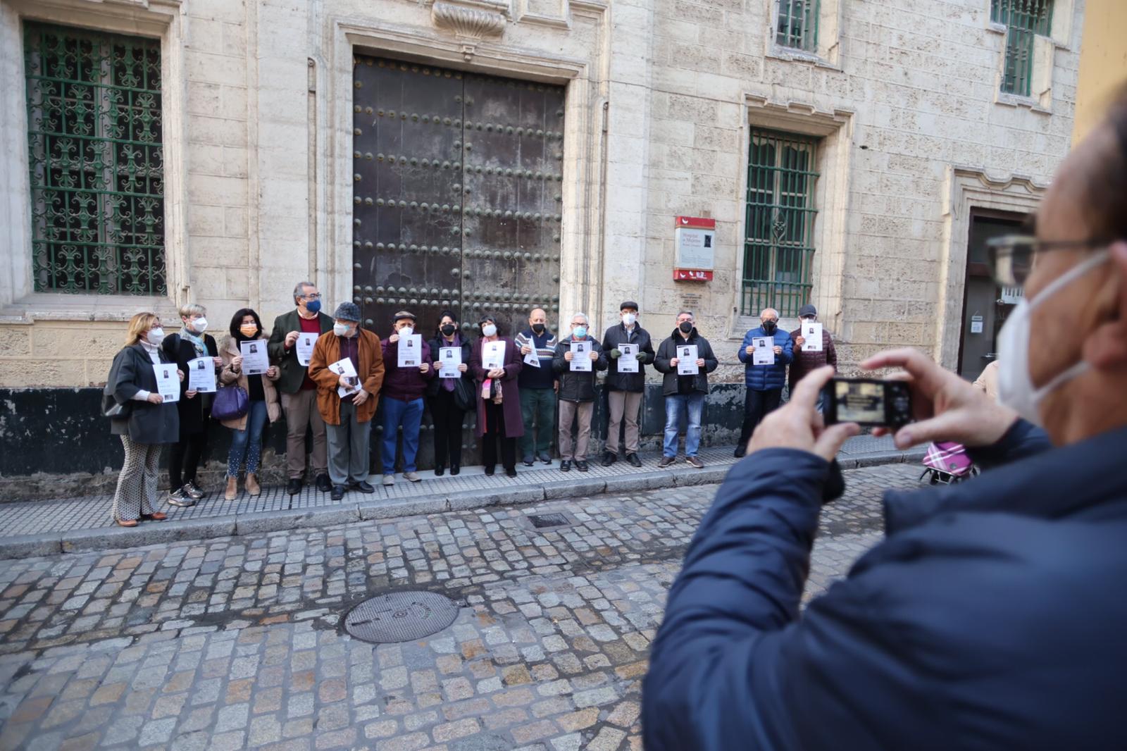 Imagen retrospectiva de una concentración de apoyo a uno de los sacerdotes inhabilitados por el obispado de Cádiz.