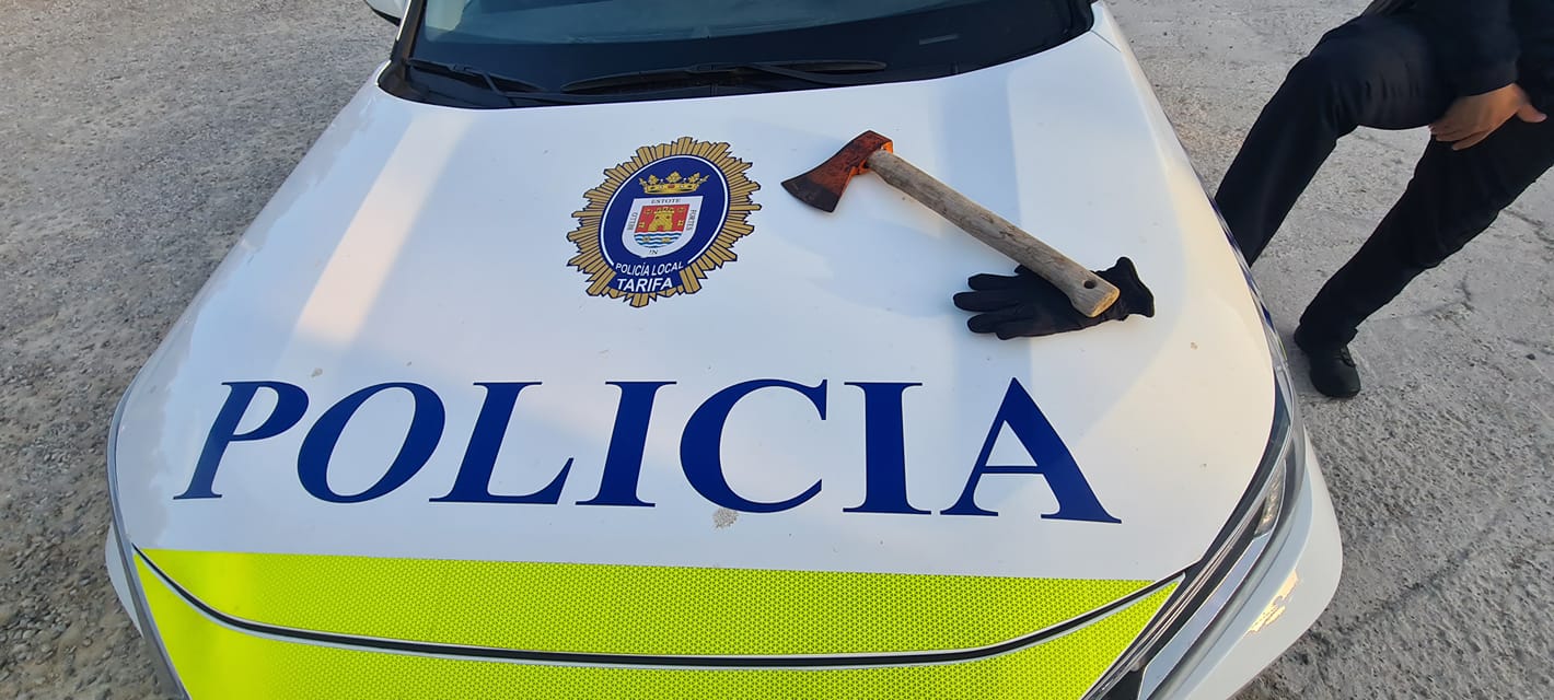 Película de terror en Tarifa: la Policía localiza a un hombre con un hacha en la mano.