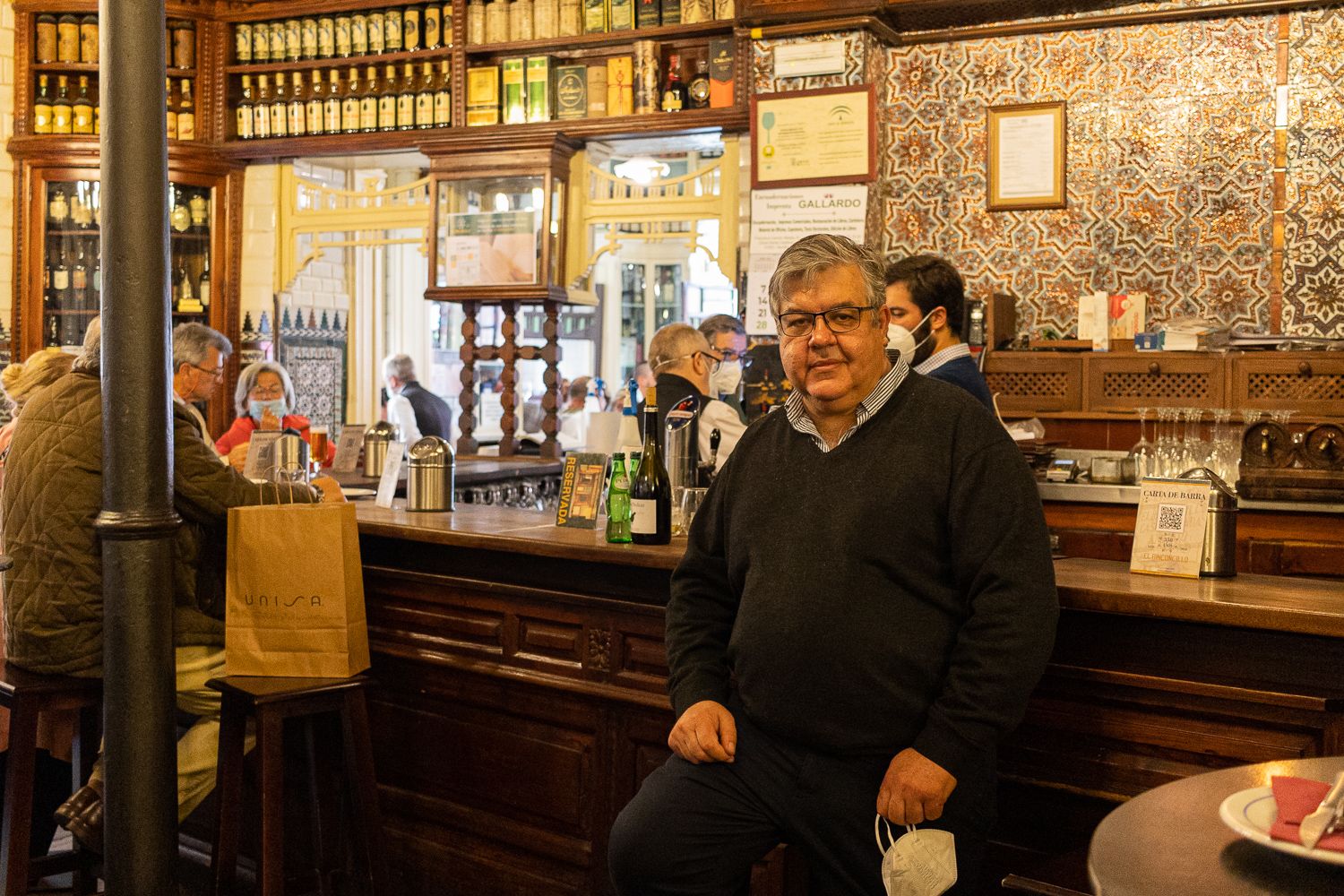 El Rinconcillo, el bar sevillano más antiguo… de España. En la imagen, Carlos de Rueda, uno de los propietarios del negocio familiar.