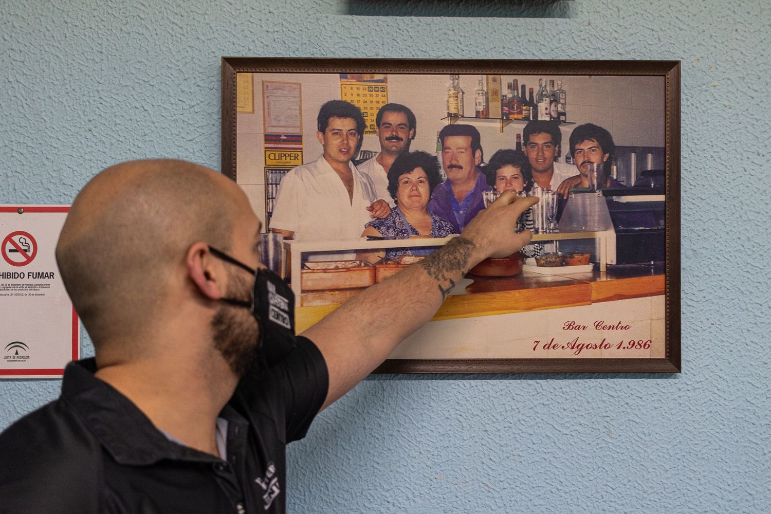 David señala a su familia en el Bar Cafetería Centro de Algeciras