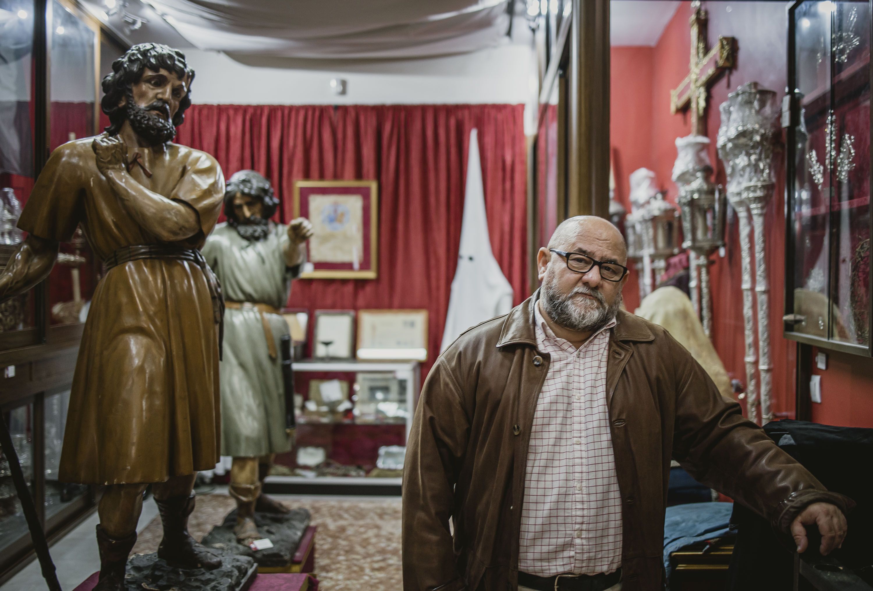 Dimite el hermano mayor del Prendimiento, que ha durado año y medio en el cargo. En la imagen, Ramírez Cachinero en el salón de exposición de patrimonio de la casa de hermandad.