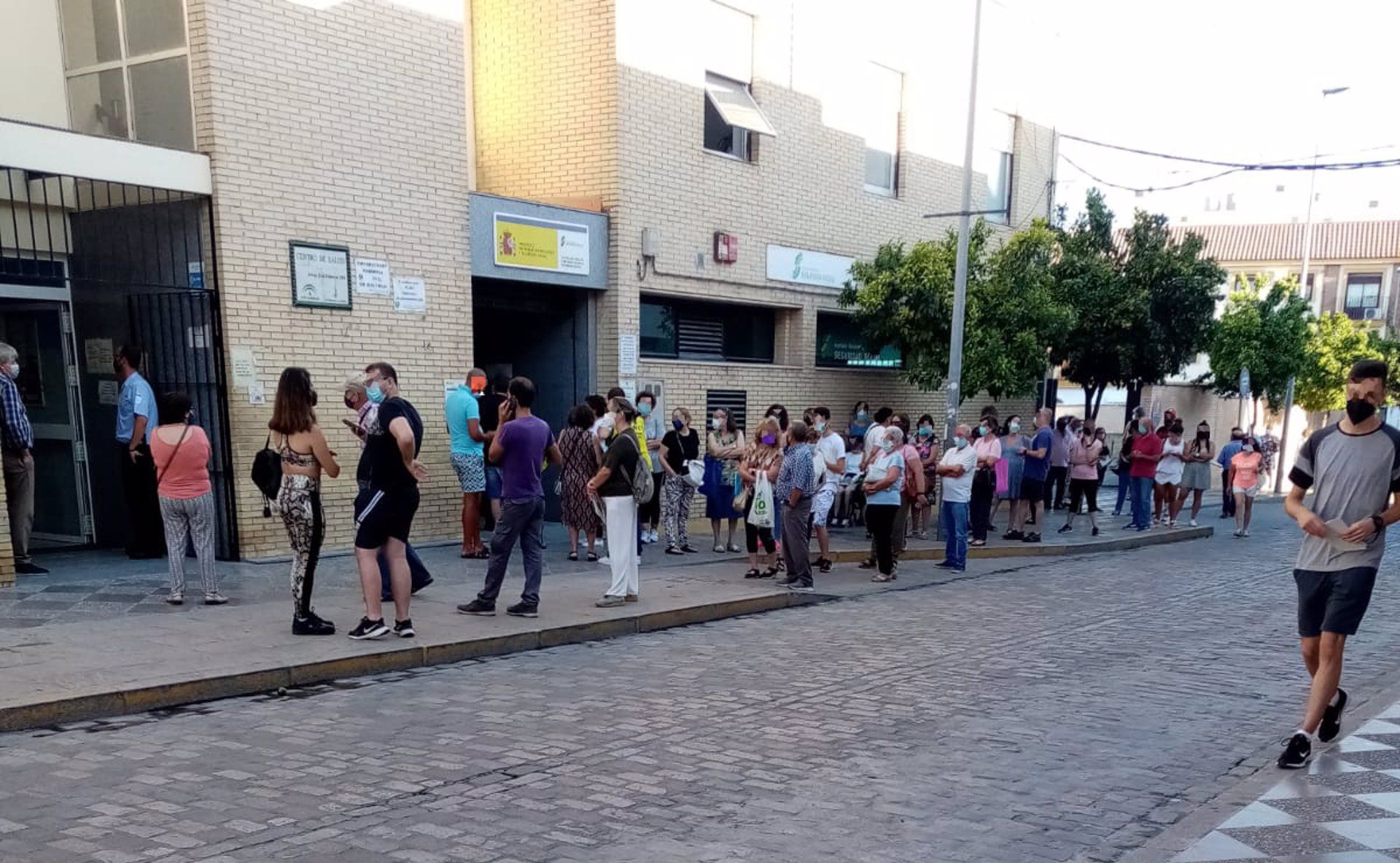 Colas de hasta tres horas en el centro de salud de Lebrija
