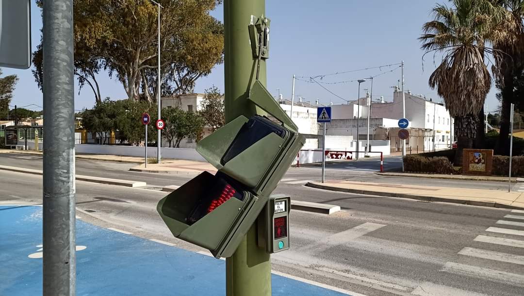 Semáforo destrozado en el Barrio Jarana.