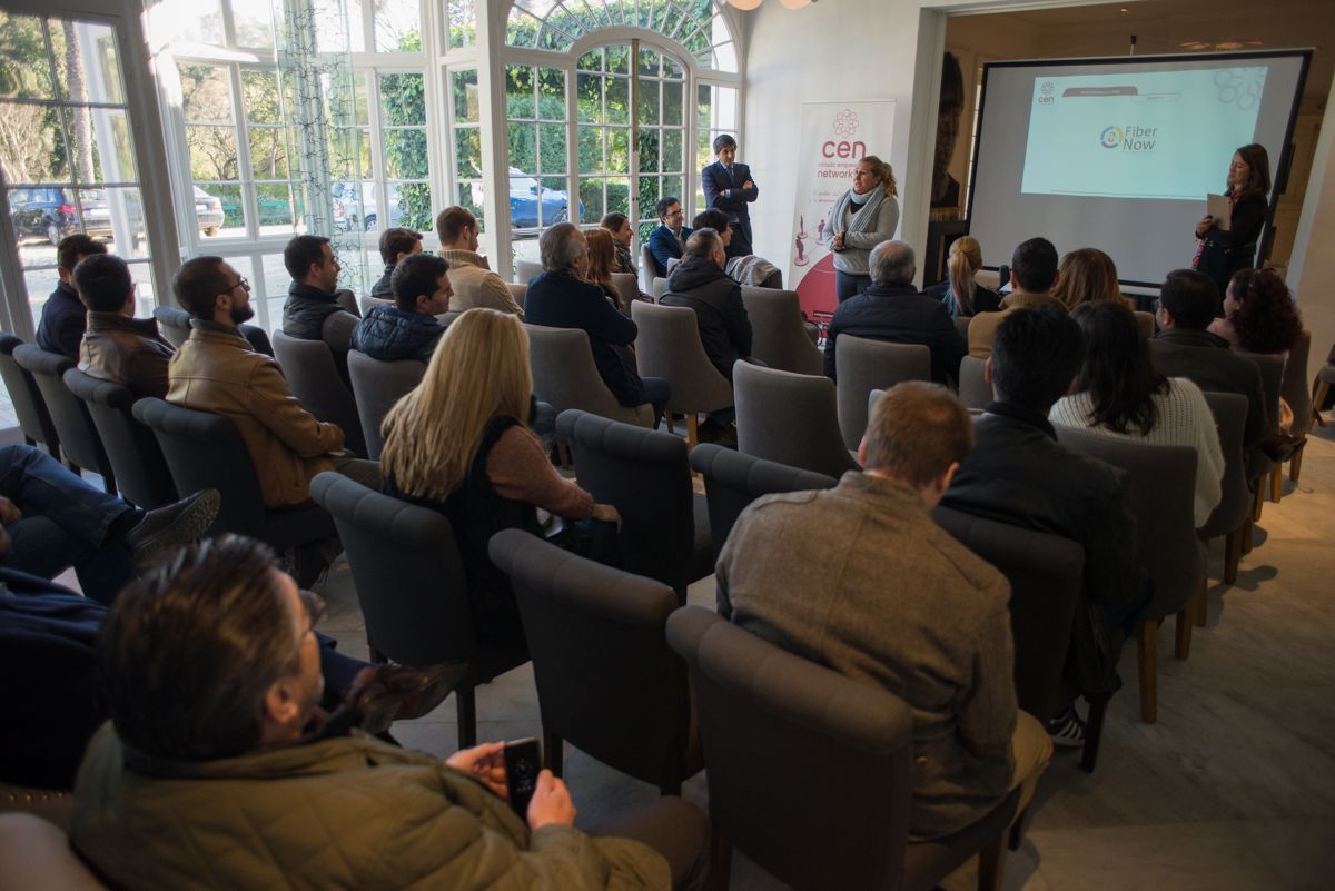 Un momento del encuentro entre CEN Cádiz y CEUS by lavozdelsur.es, en el momento de la fusión de ambas plataformas de 'networking'. FOTO: MANU GARCÍA