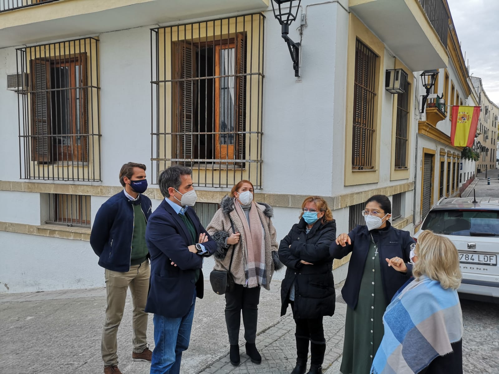 Reunión de Saldaña con miembros del colegio El Beaterio, en el entorno del colegio en Jerez.