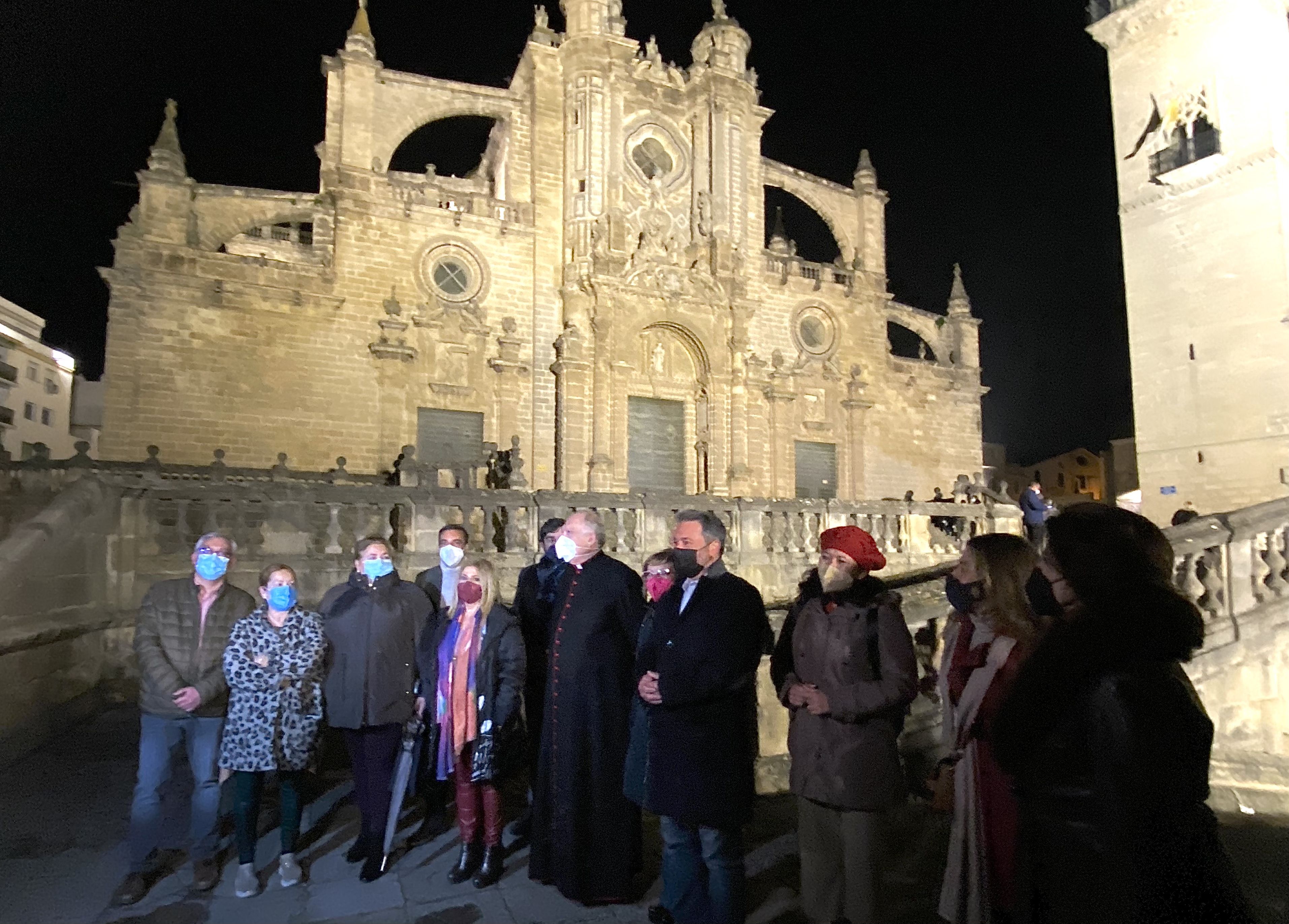 Bertemati y la Catedral estrenan iluminación singular. La alcaldesa, delegados y el canónigo Diego Moreno posando tras el encendido.