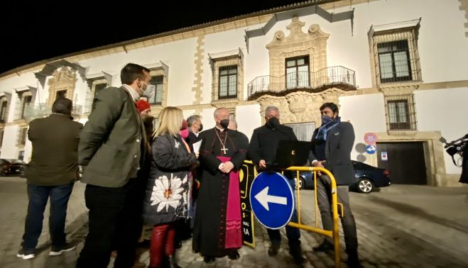 El obispo asistió al entreno lumínico de Bertemati. 