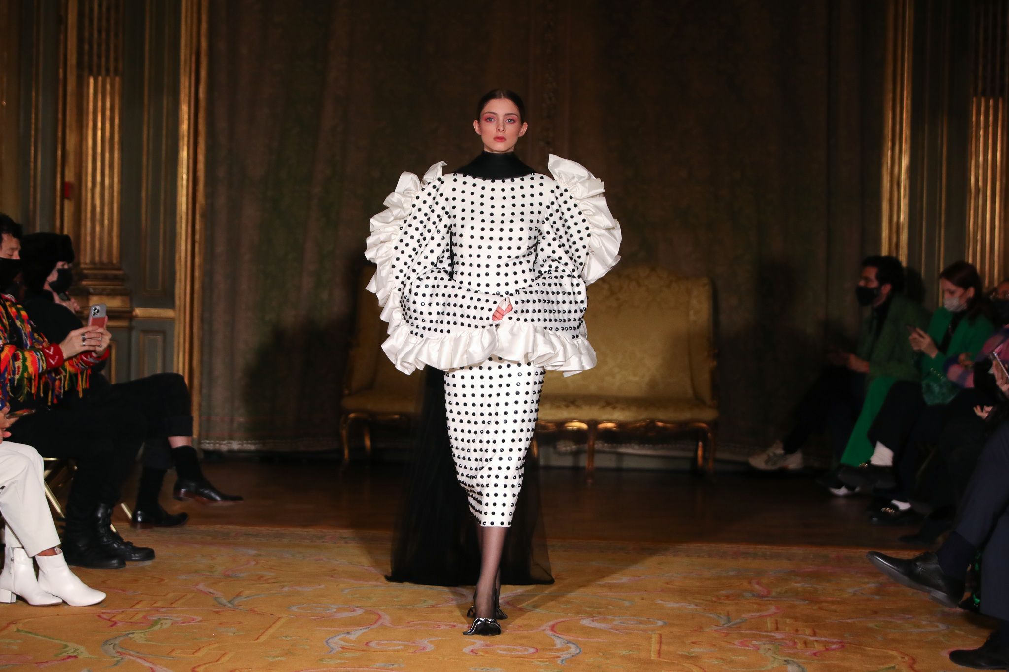 La portuense Luz Serrano desfila en la Semana de la Moda de la Alta Costura de París de la mano de la diseñadora Juana Martín. CEDIDA