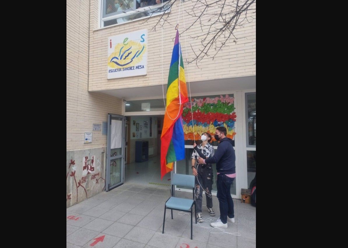 Alumnos del IES Escultor Sánchez Mesa izando la bandera LGTBI 
