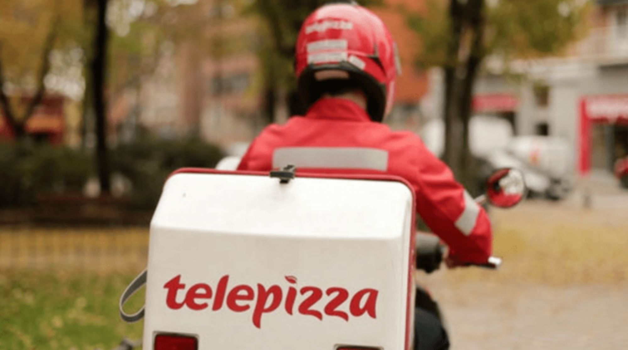 Oferta de empleo en Telepizza: busca personal de limpieza. En la imagen, un repartidor de Telepizza en una imagen de archivo.