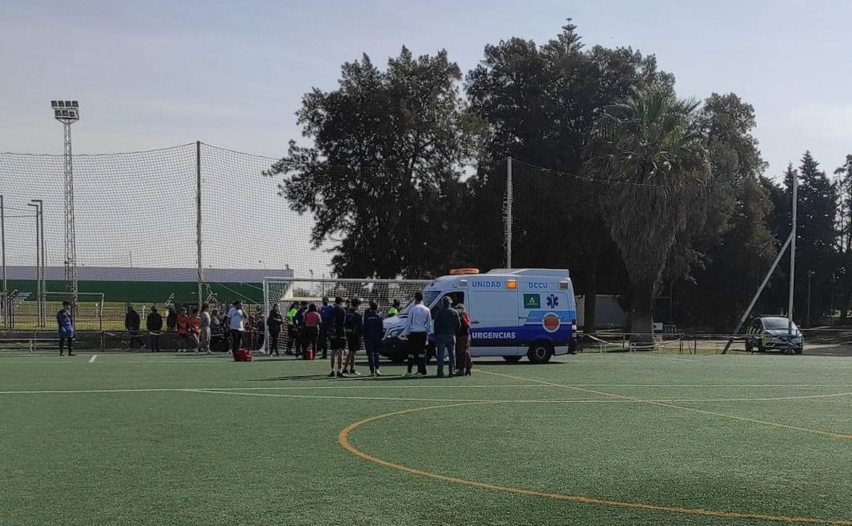 Partido de fútbol en El Puerto donde un árbitro pide que enseñen primeros auxilios en los colegios.