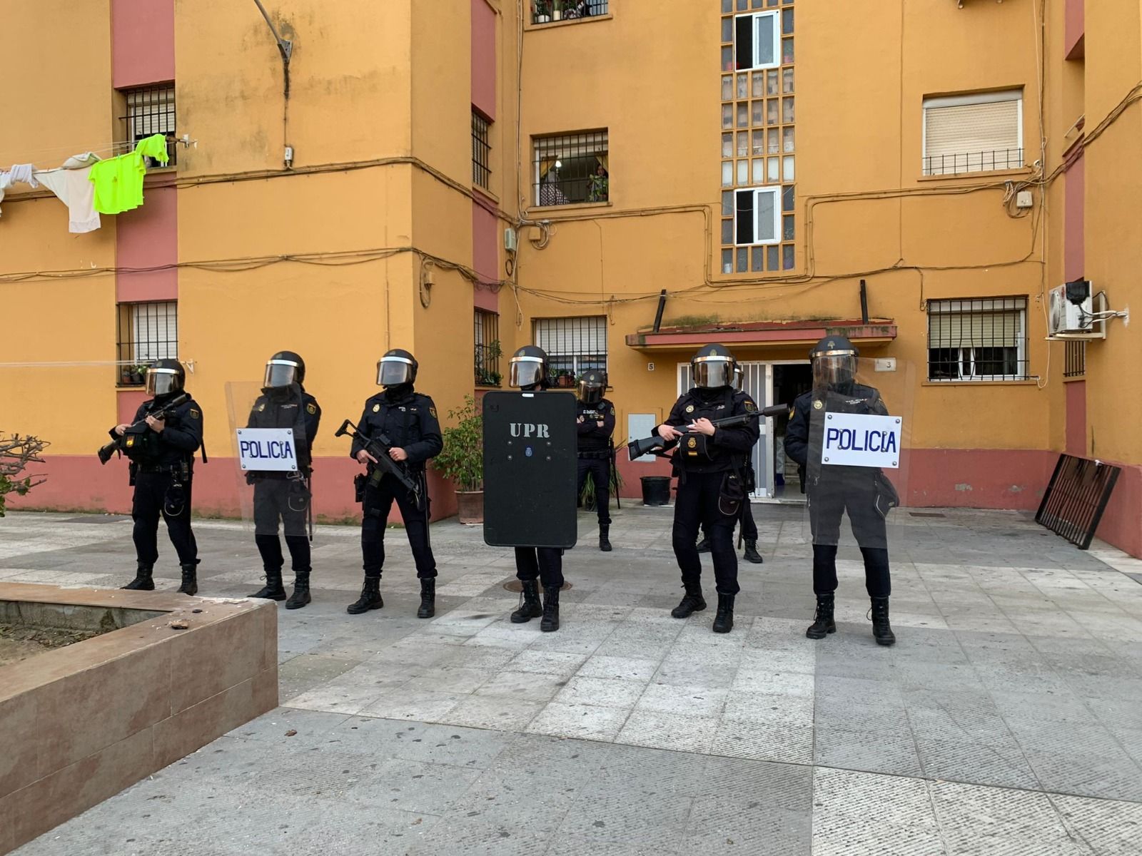 Un perro de raza peligrosa custodiaba un narcopiso en Rota. En la imagen, agentes de Policía antes de desmantelar el piso.