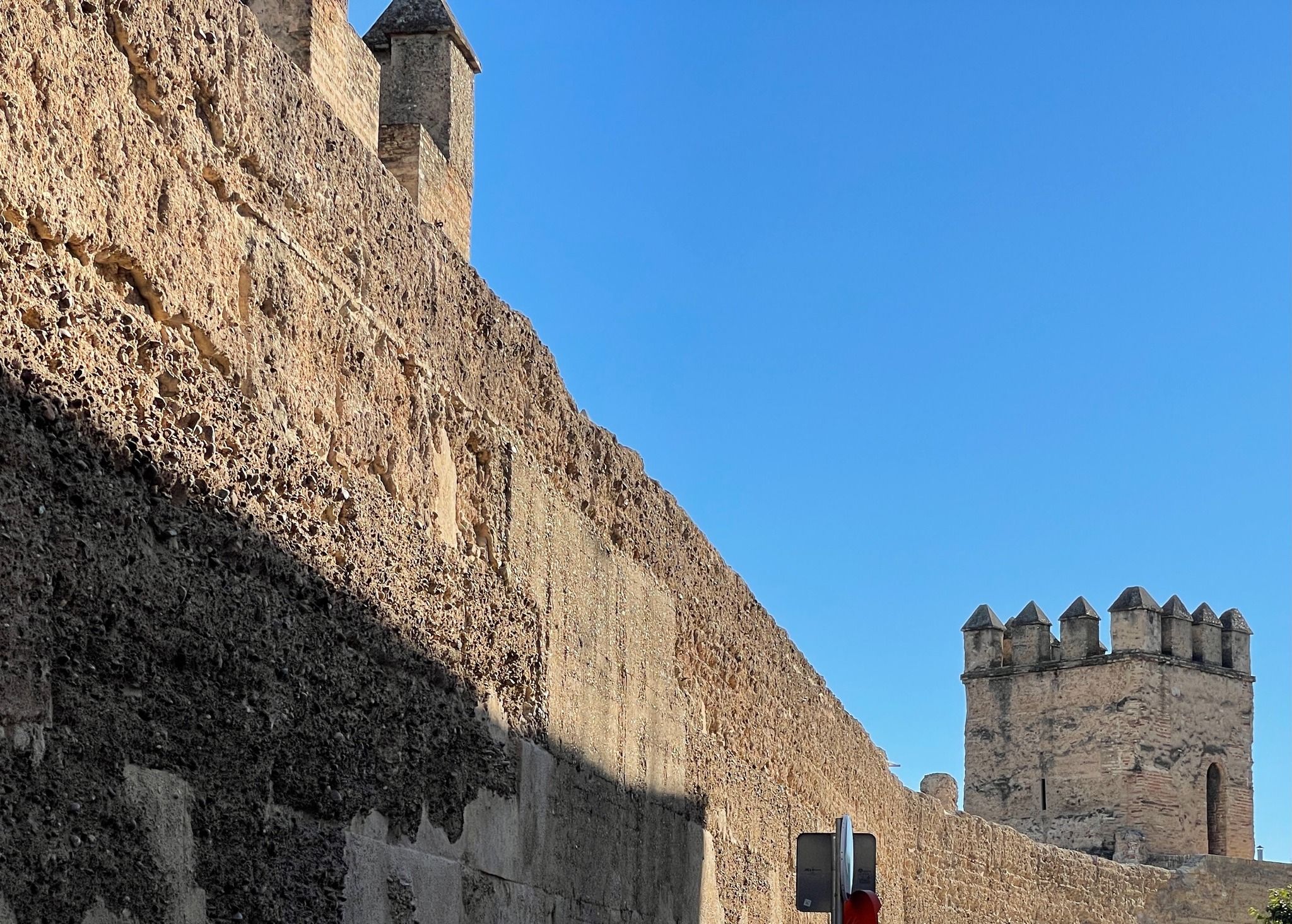 Detalle de la muralla de la Macarena.