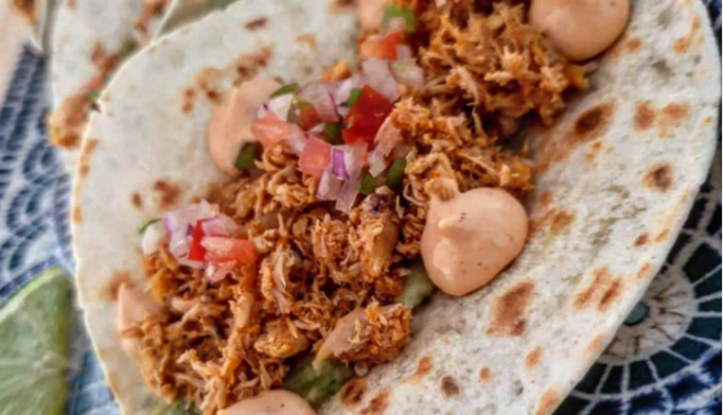 Taco de pollo deshilachado de Takun