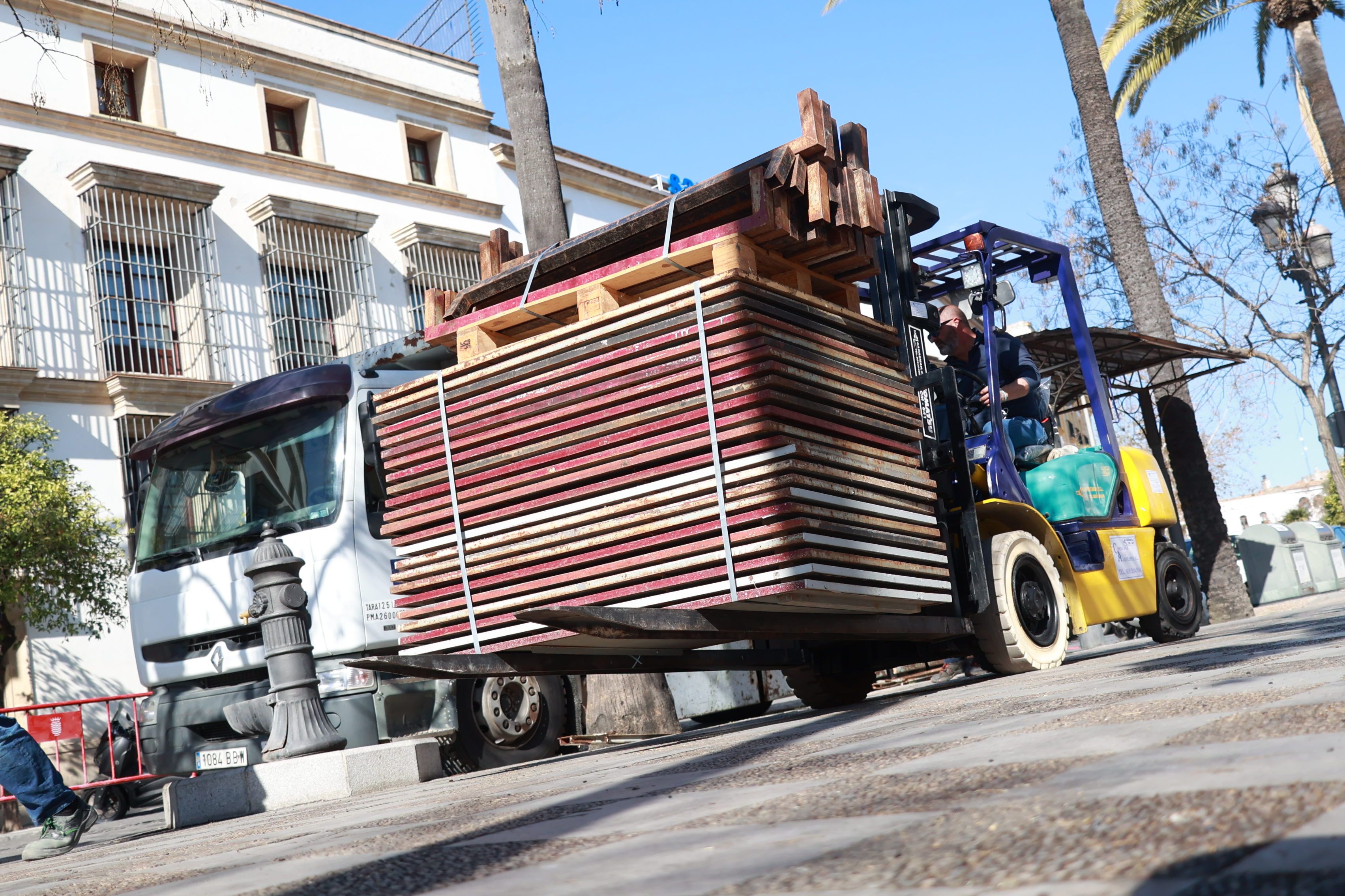 Operarios municipales, en Cristina, transportando las estructuras de los palcos para la Semana Santa.