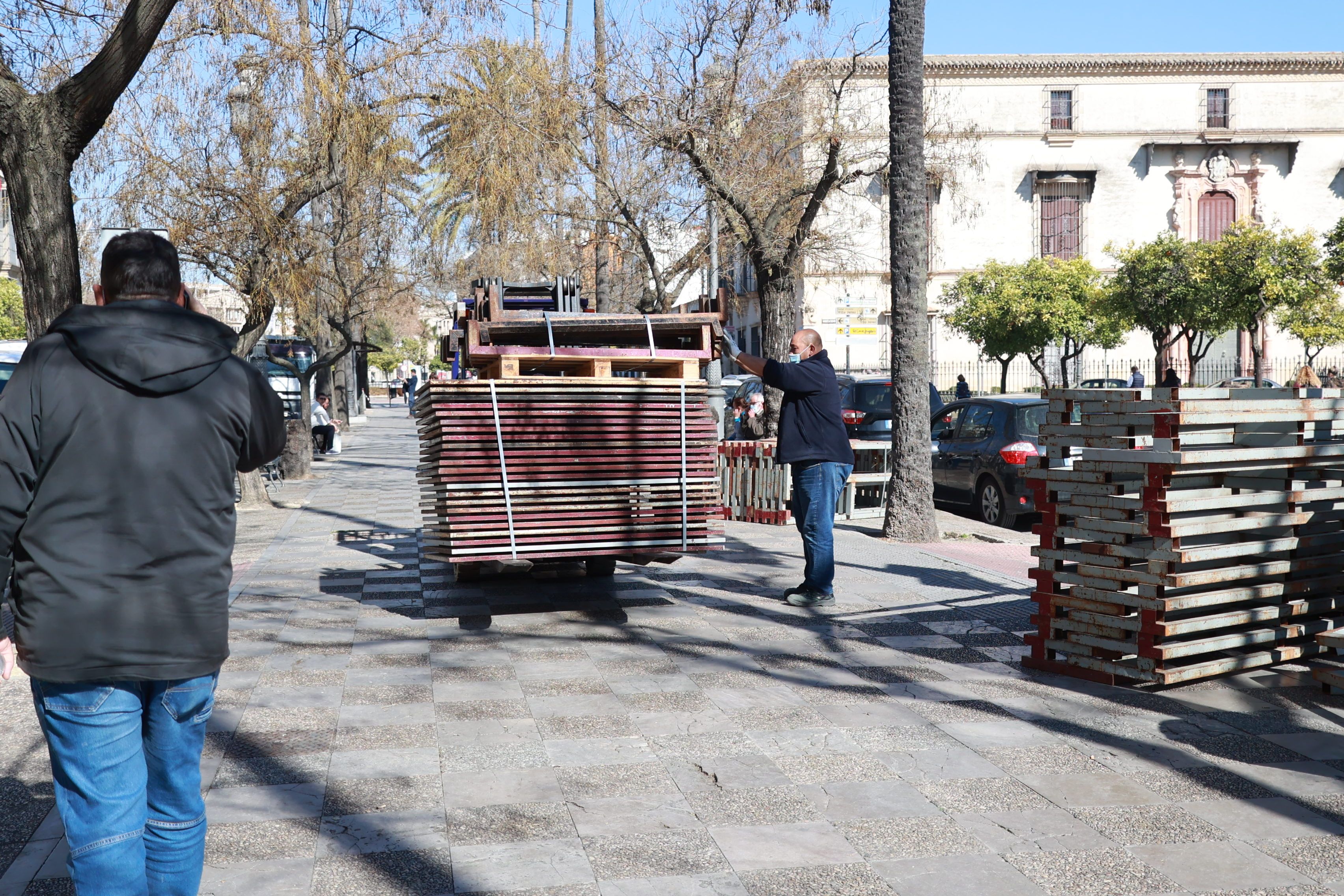 Inicio del montaje de palcos para esta Semana Santa.