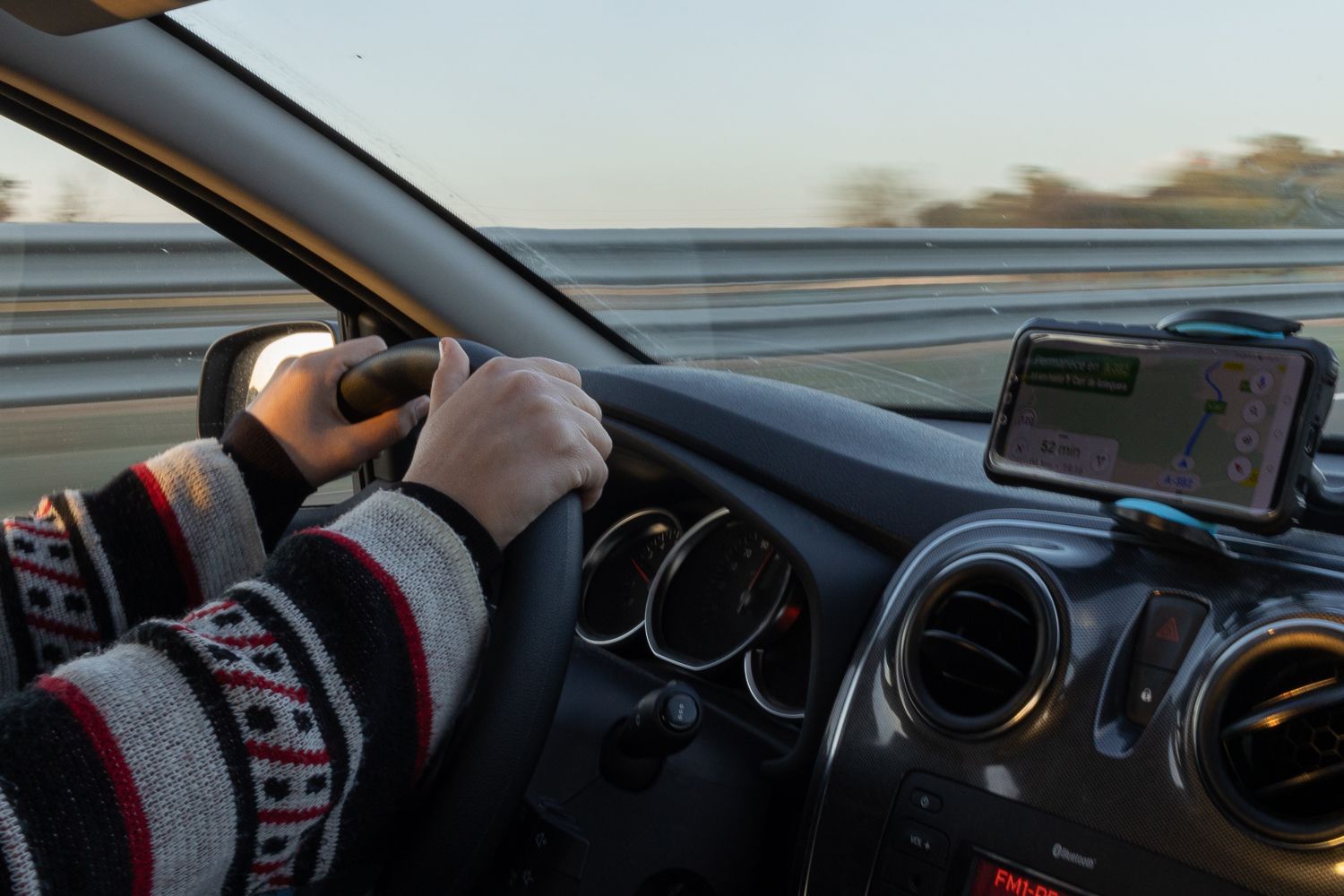 Una conductora con las manos al volante, en una imagen reciente. una de las 28 plazas que Arcos oferta para la plantilla municipal.