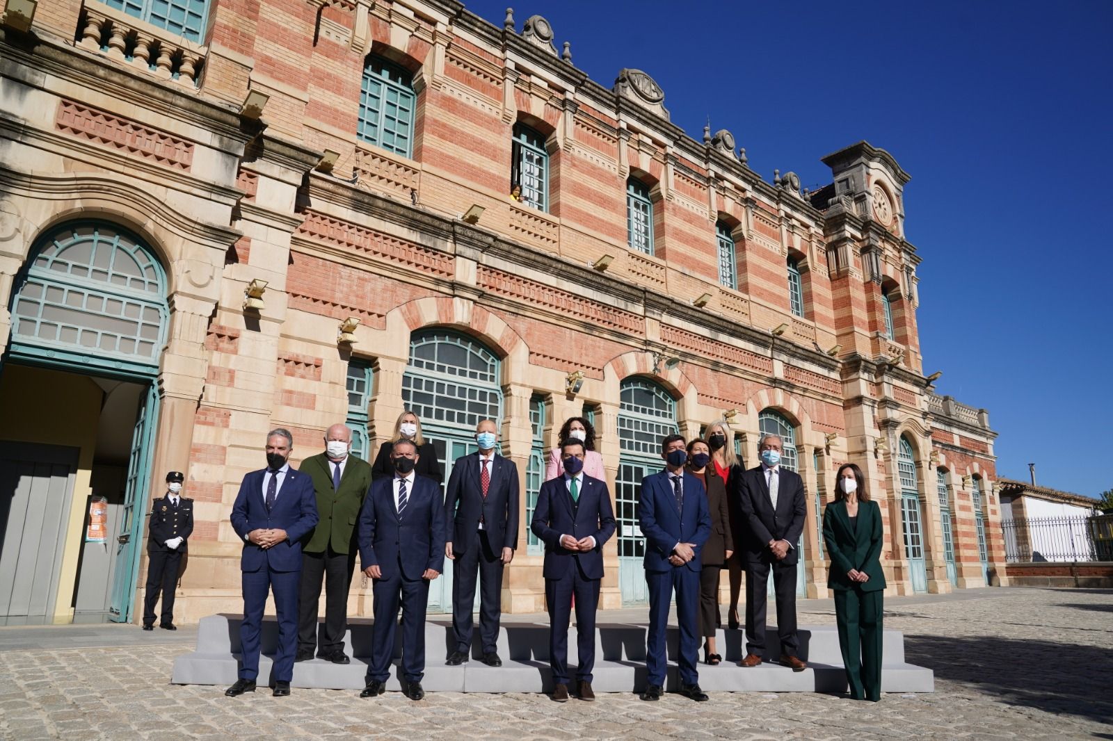 El Consejo de Gobierno, con Moreno Bonilla al frente, en Linares.