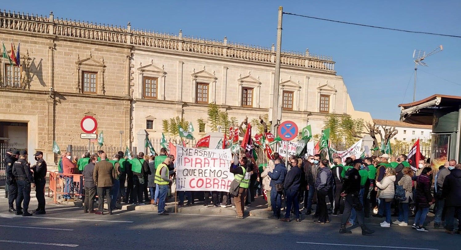 Concentración de protesta de los vigilantes de Mersant, que trabajan en dependencias públicas