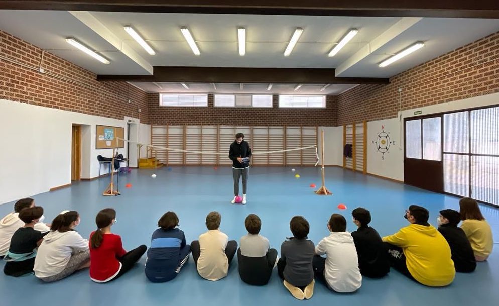 El profe de Educación Física cordobés, en la imagen, que cautiva a su alumnado al hablarles de salud mental y emocional.