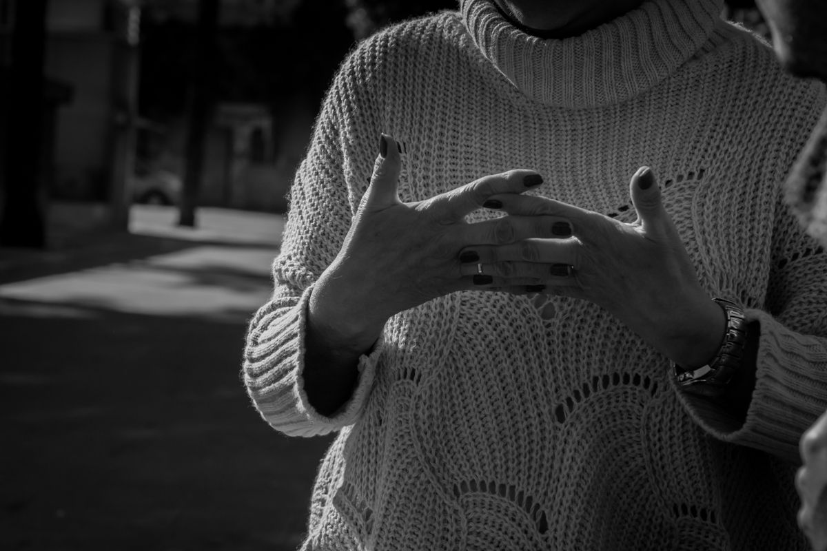 Una de las trabajadoras del 010 durante la entrevista con lavozdelsur.es. FOTO: MANU GARCÍA.