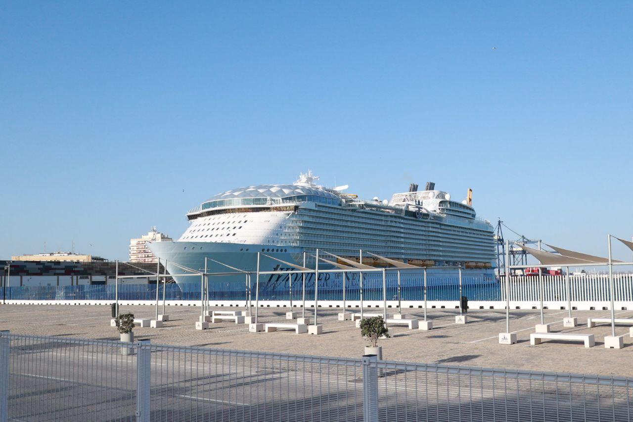 El crucero más grande del mundo, la 'maravilla de los mares', en Cádiz en una foto de archivo.