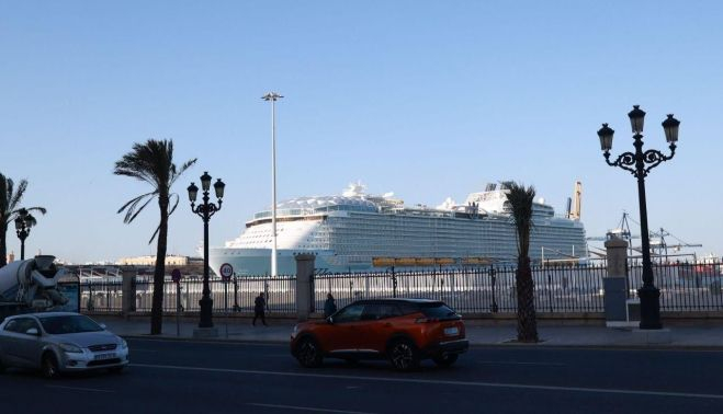 'Wonder of the seas' en el puerto de Cádiz. 