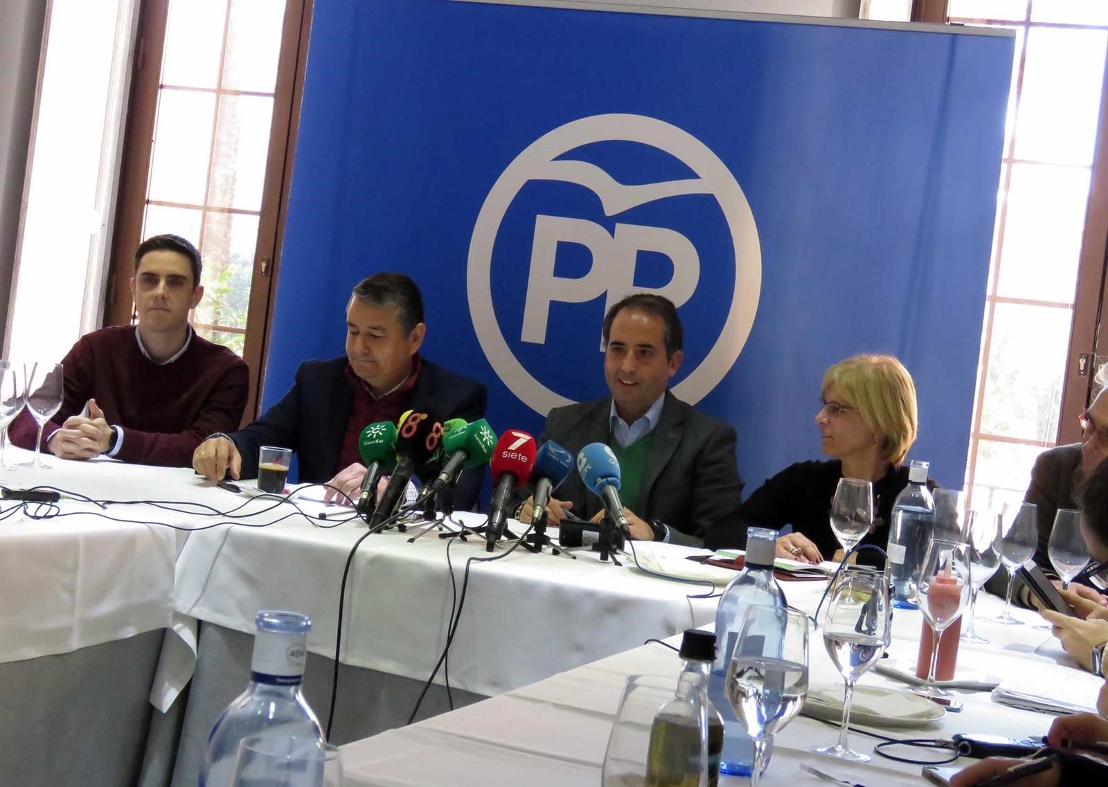 Un momento del encuentro de los líderes del PP con la prensa.