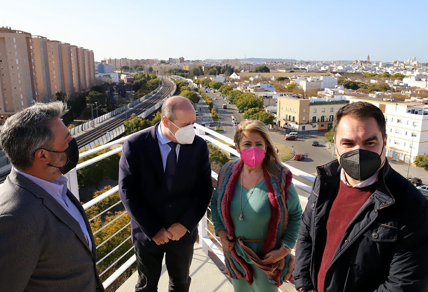La alcaldesa junto al presidente del Consorcio de Bomberos, y otros cargos públicos, este pasado martes en la torre del Parque de Bomberos de Jerez.