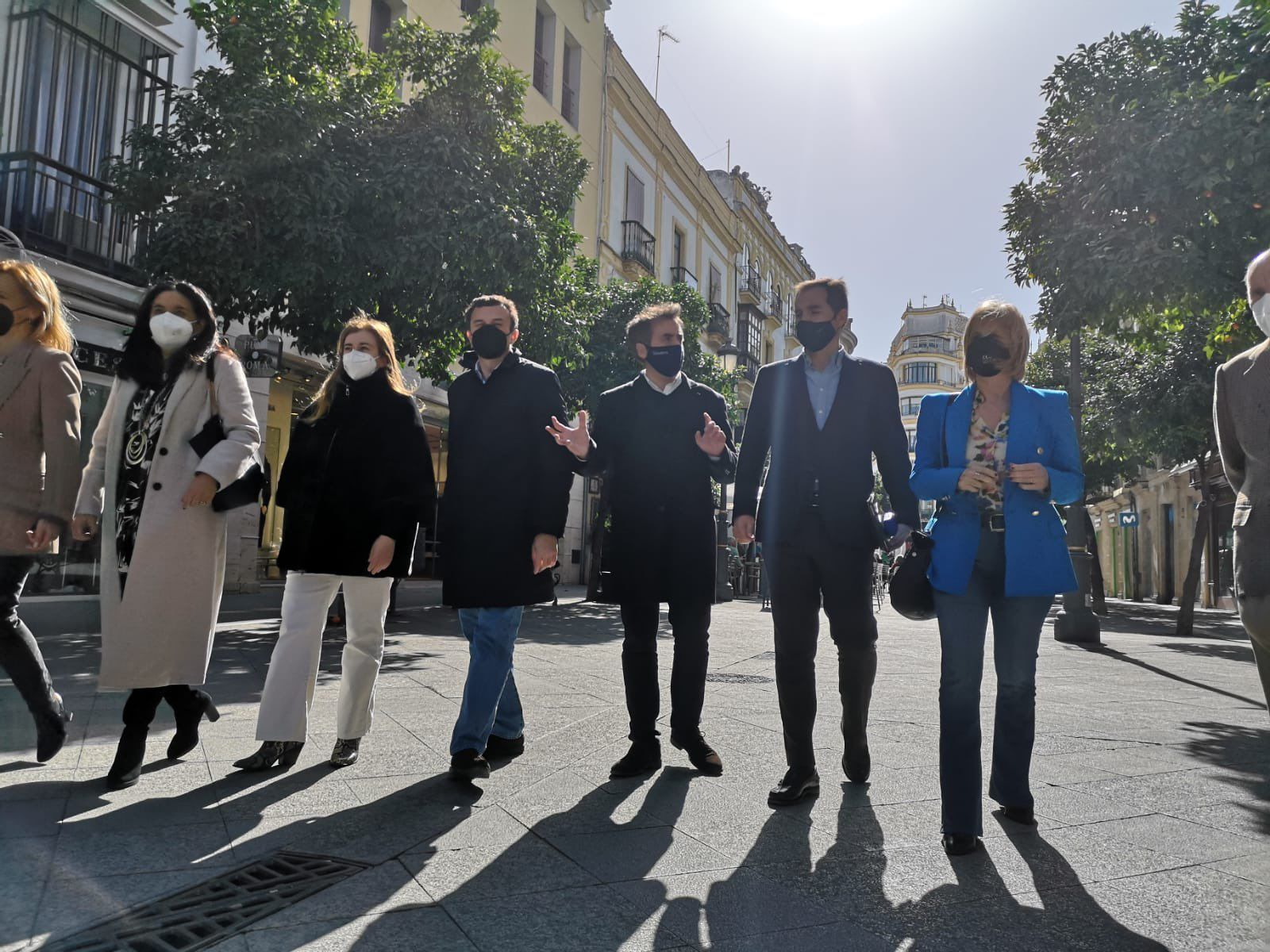 Saldaña y Nieto, junto a otros cargos del PP, en un paseo por la calle Larga, este pasado martes.