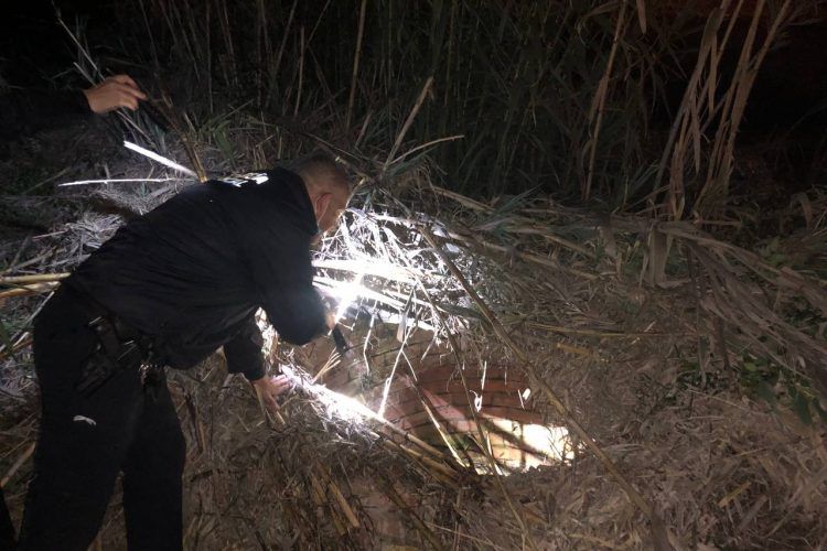 Rescatan a un joven de La Línea en Estepona que se había caído a un pozo en un punto caliente de narcotráfico