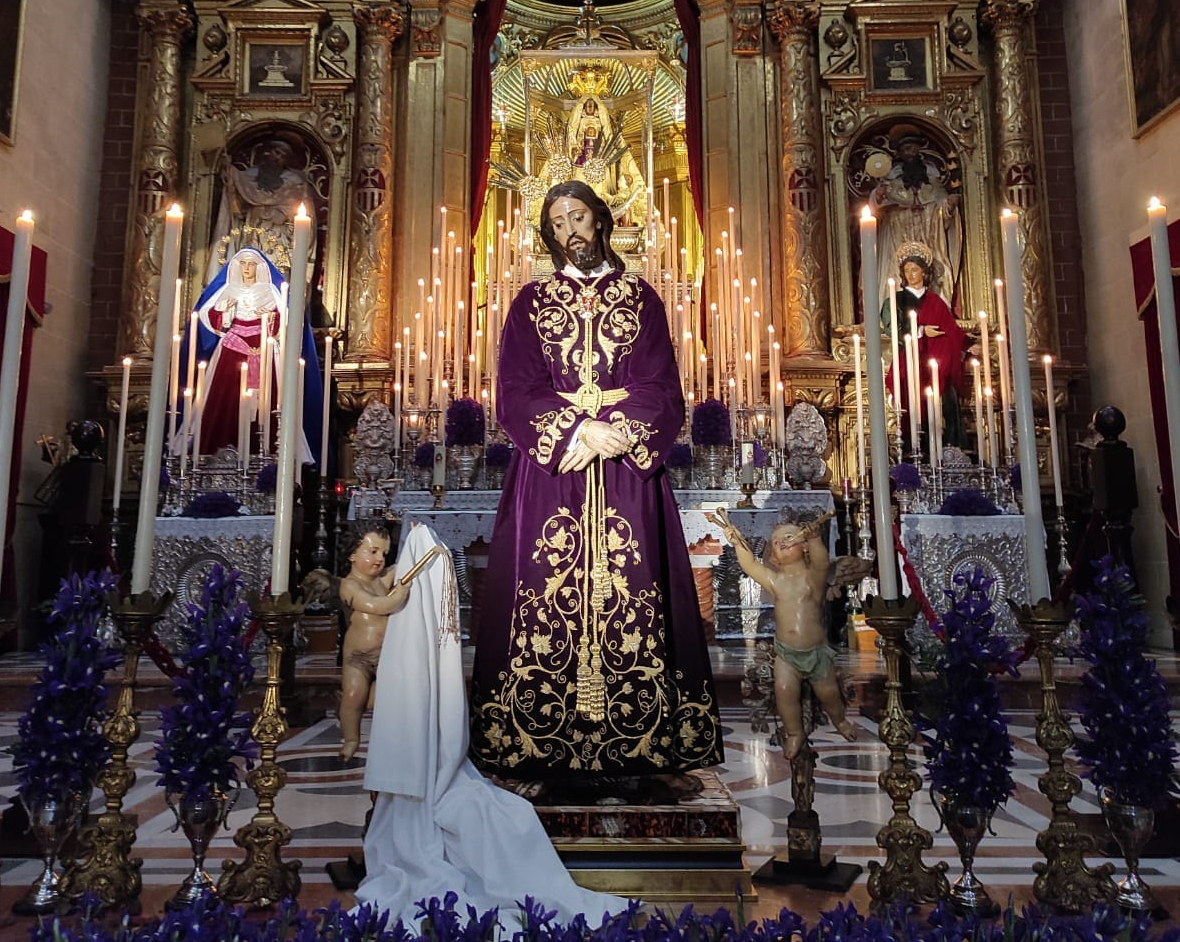 El Señor del Consuelo expuesto en veneración en la basílica de la Merced.