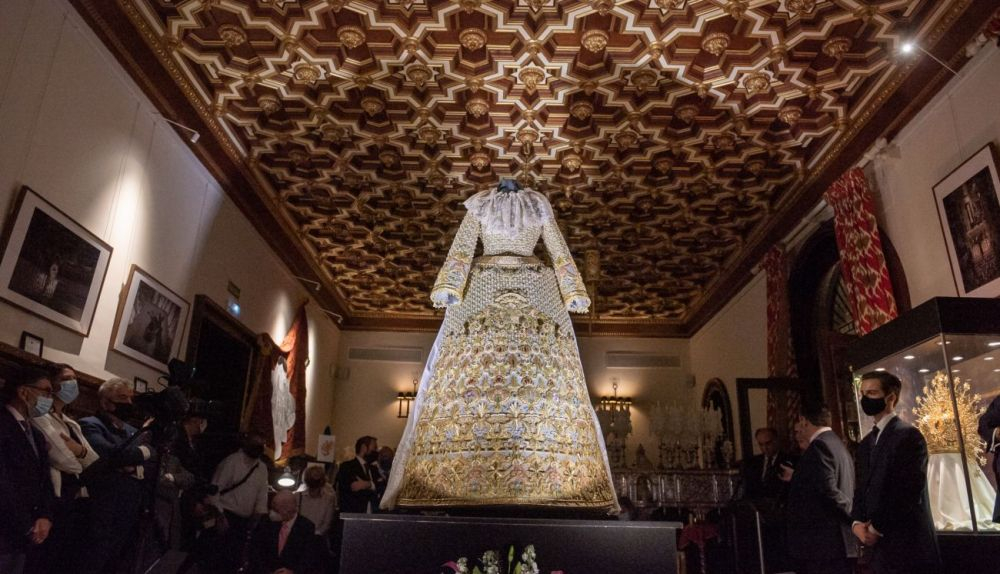 La saya de las perlas de Madre De Dios d ela Misericordia expuesta en su presentación.