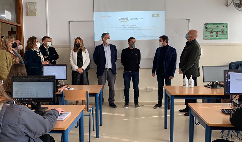 Javier Imbroda presentando el nuevo servicio de Amazon Web Services en el IES Ramón Valle Inclán de Sevilla