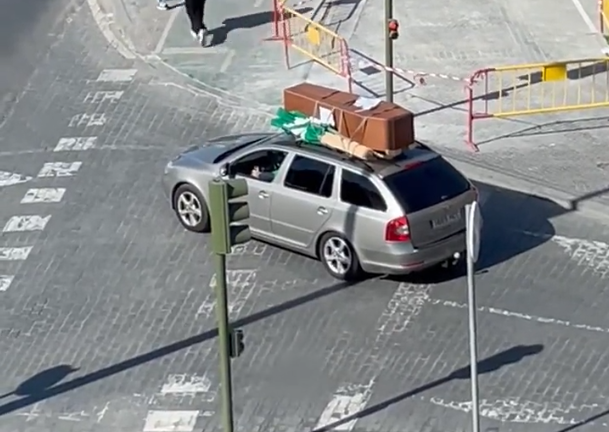 Un ataúd sobre el techo de un vehículo realiza un siniestro recorrido por Sevilla. 