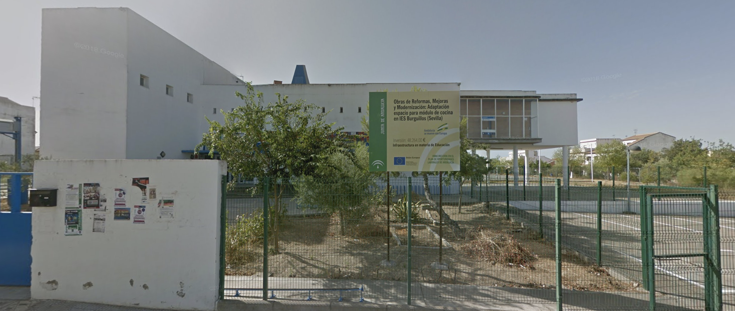 Indignación en un instituto de Sevilla: Educación cuestiona la profesionalidad de un profesor agredido. En la imagen, vista del IES Burguillos (Google Maps).