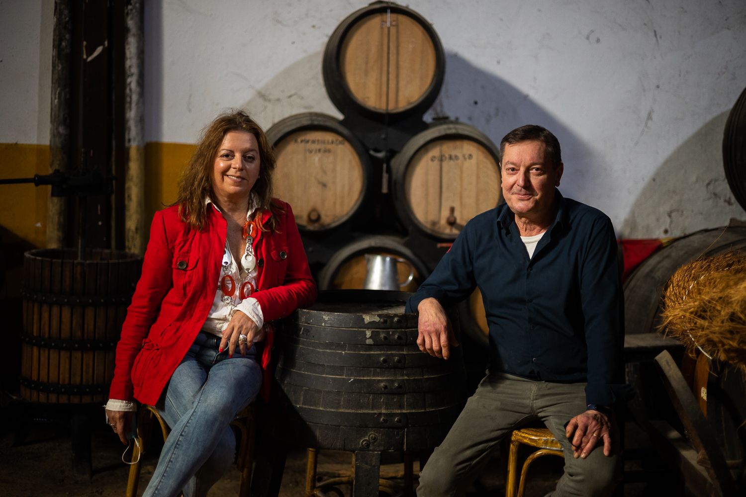 Mamen y Jesús en el espacio interior de La bodeguita, un salón en el que guardan sus soleras de jerez