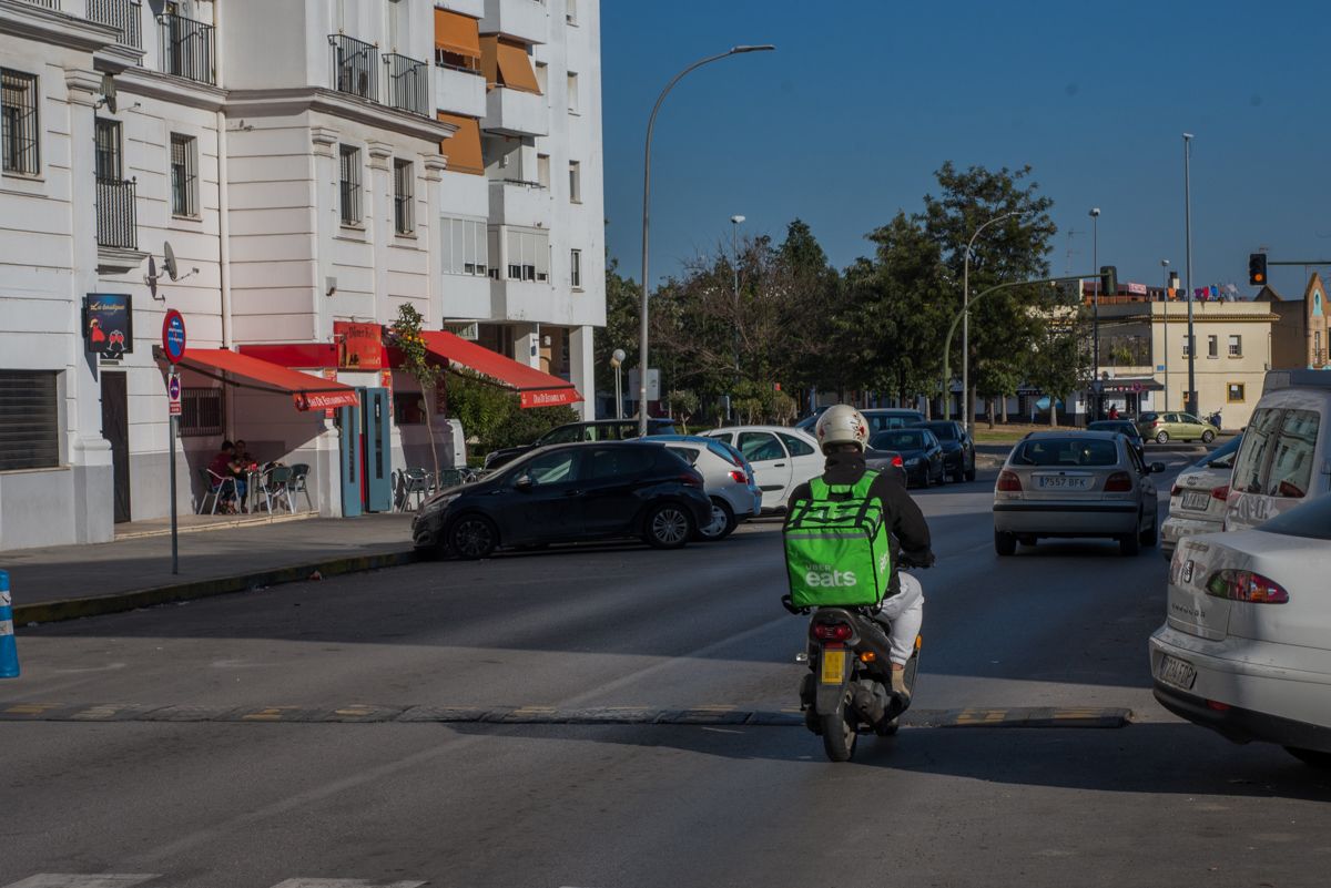 Un repartidor de Uber Eats en Jerez. FOTO: MANU GARCÍA. 