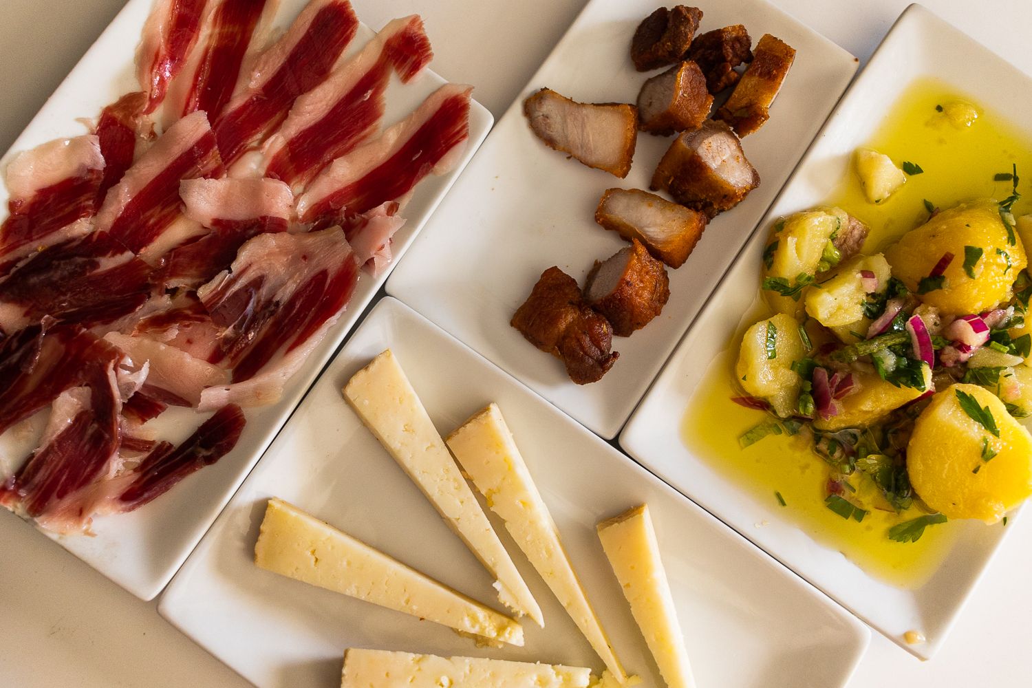 Jamón ibérico, chicharrones, queso y papas aliñás de La bodeguita de Jesús