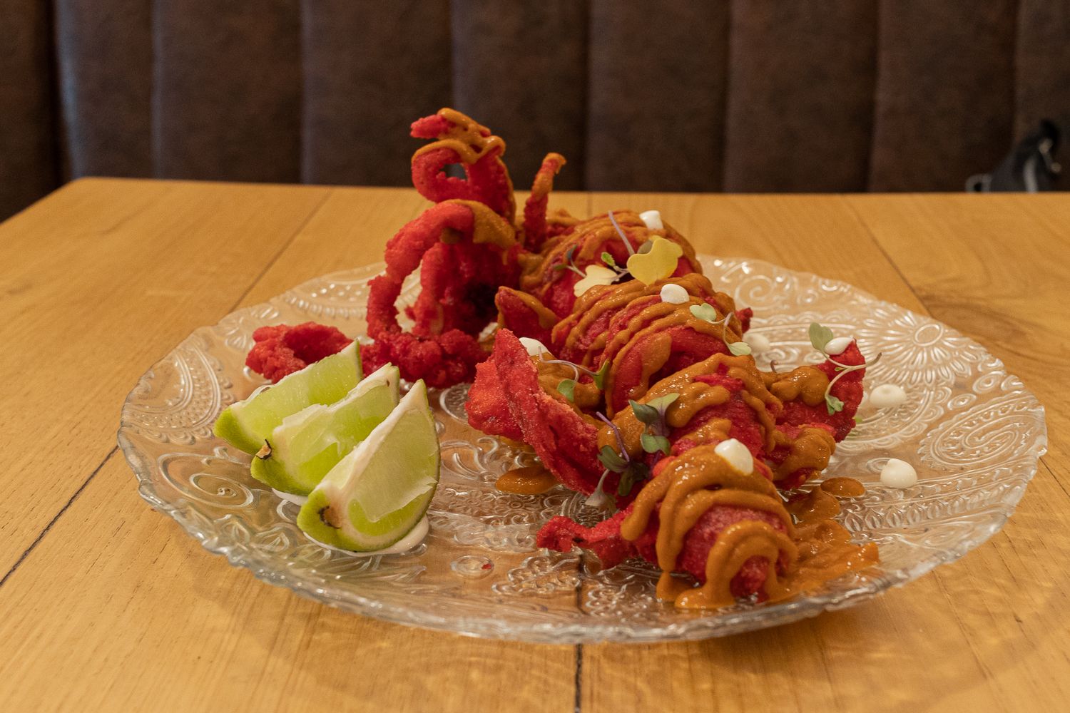 Plato de calamar frito rojo con 