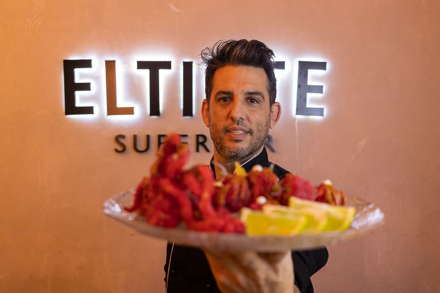 Daniel muestra un plato de calamar frito 