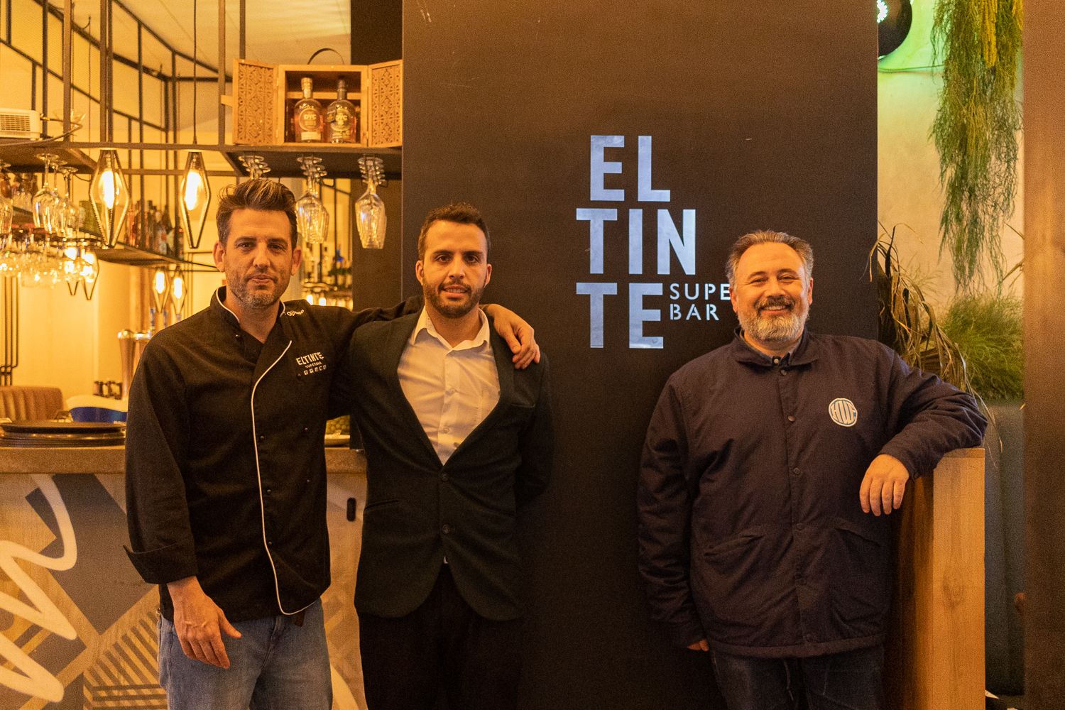 Daniel, Isaac y Rafael en la entrada del local.