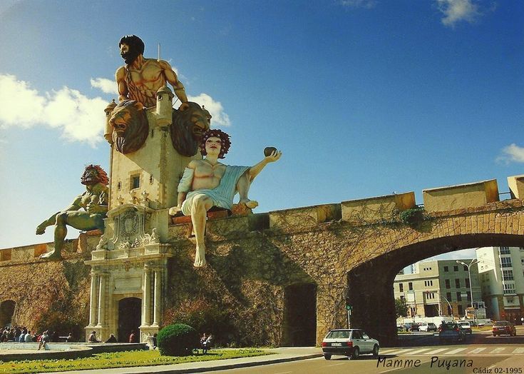 Personajes mitológicos sobre la muralla y el torreón de la Puerta de Tierra en el Carnaval de 1995.