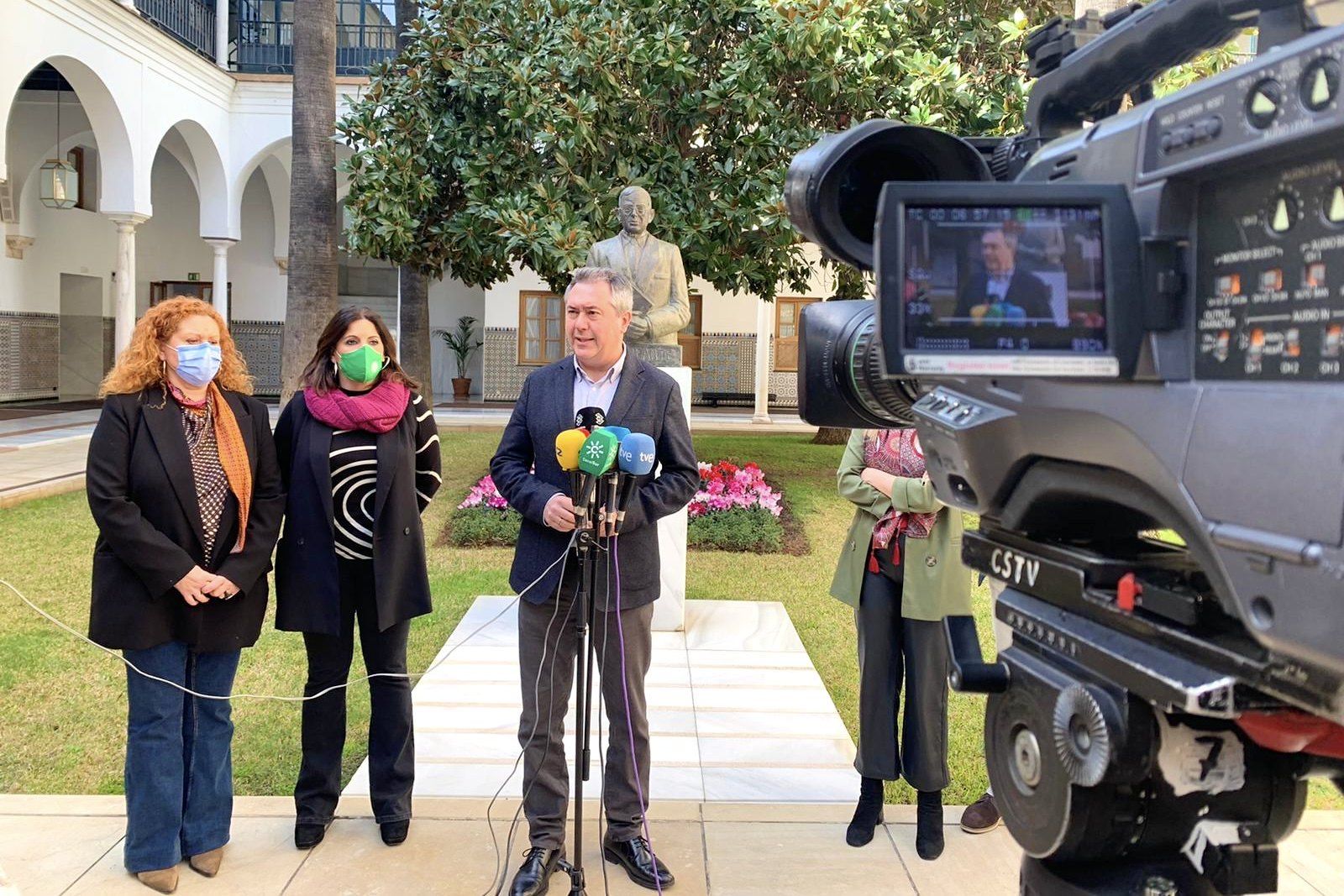 Espadas comparece ante los medios, este pasado jueves, en el Parlamento.