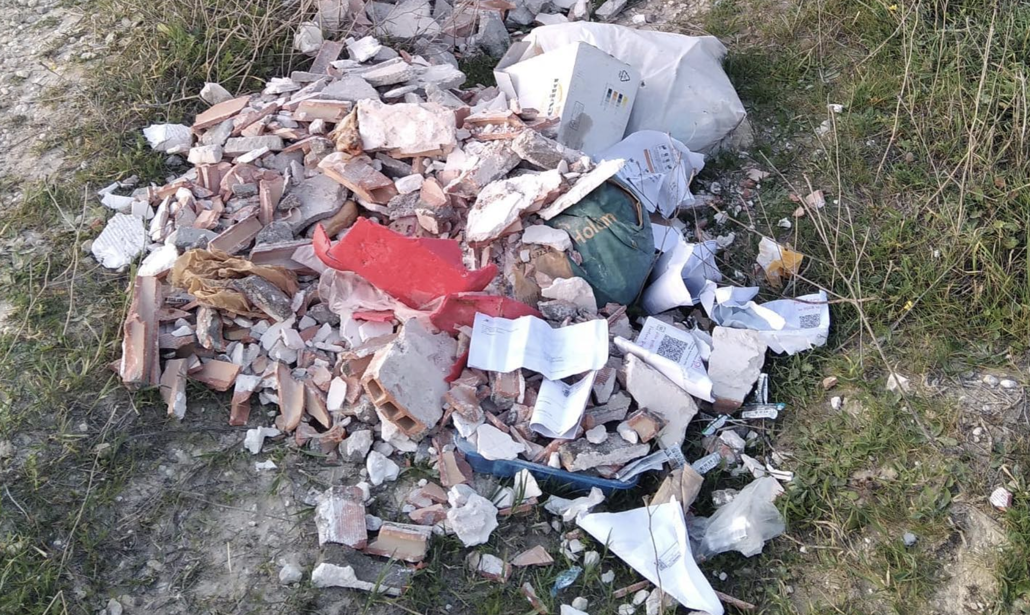 Escombros arrojados en un carril de Medina Sidonia.