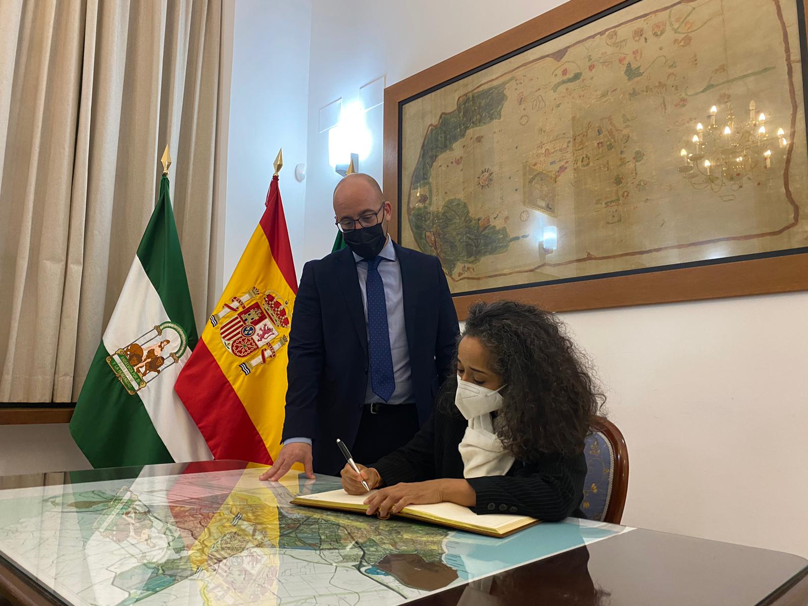 Germán Beardo, alcalde de El Puerto, junto a Julissa Reynoso, embajadora de Estados Unidos en España