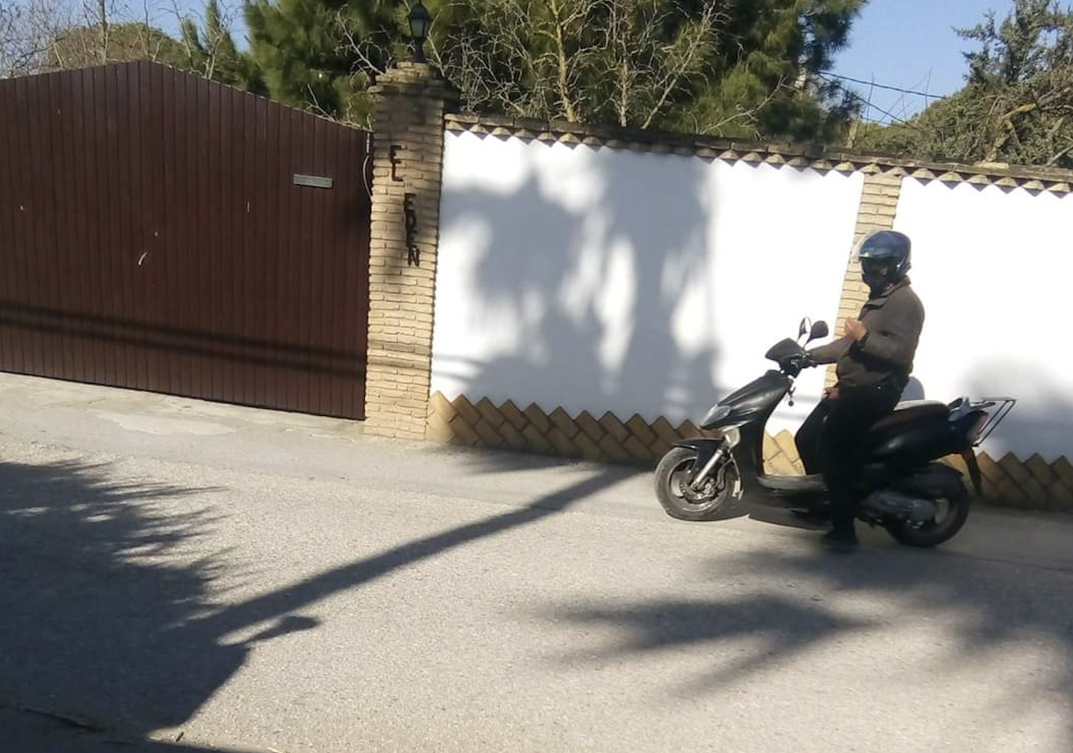 Exhibicionista en una calle de Chiclana.